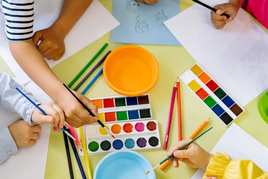 children painting